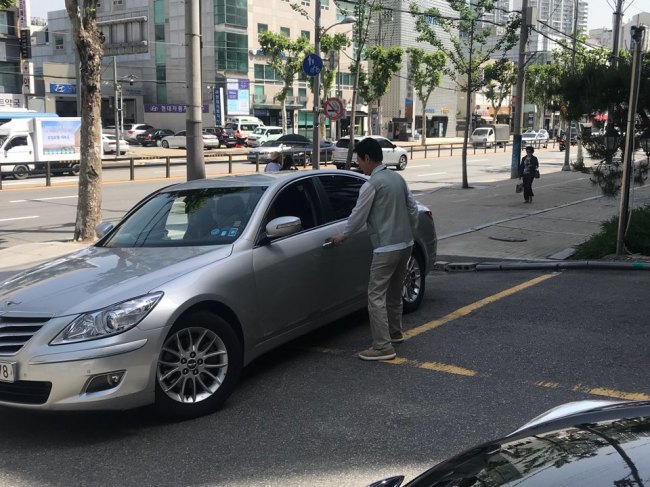 A noodle restaurant’s valet driver takes a customer’s car in Daechi-dong, Seoul. (Bak Se-hwan/The Korea Herald)
