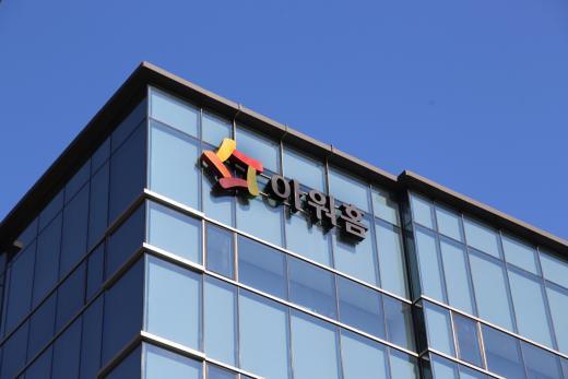 아워홈이 항공기 기내식 서비스 기업 ‘하코’를 인수하고 기내식 사업에 도전장을 내민다.