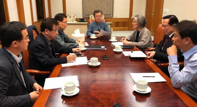 문재인 대통령이 25일 새벽 청와대에서 국가안전보장회의(NSC) 상임위원들을 불러 회의를 진행하고 있다. 문 대통령의 표정이 심각해 보인다.  [제공=청와대]