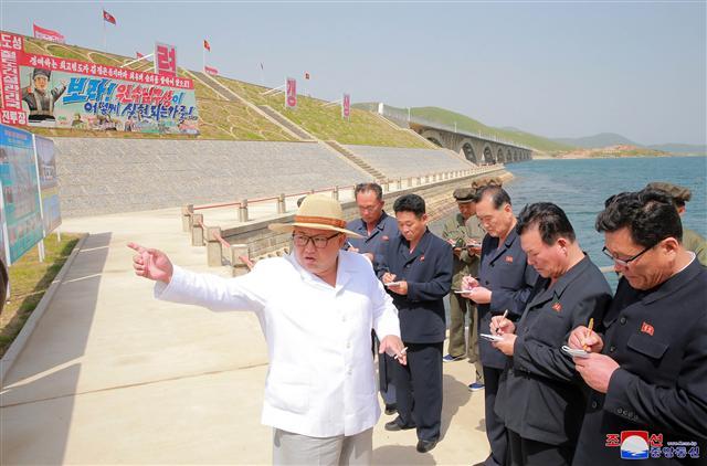 김정은 북한 국무위원장이 24일 강원도 지역에 새로 완공된 고암∼답촌 철로를 시찰하고 있다.  [조선중앙통신·연합뉴스]