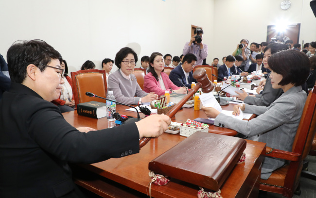 국회 환경노동위원회 고용노동소위가 24일 오후 국회에서 열리고 있다. 임이자 소위원장이 최저임금 산입범위 조정 등과 관련한 회의를 주재하고 있다.[사진=연합뉴스]
국회 환경노동위원회 고용노동소위가 24일 오후 국회에서 열리고 있다. 임이자 소위원장이 최저임금 산입범위 조정 등과 관련한 회의를 주재하고 있다.[사진=연합뉴스]