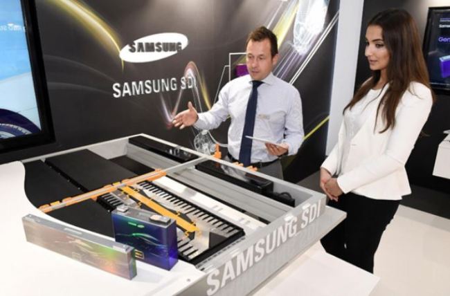 This file photo taken on Sept. 12, 2017 shows an electric vehicle battery at Samsung SDI Co.'s booth at the 2017 Frankfurt Motor Show. (Samsung SDI-Yonhap)