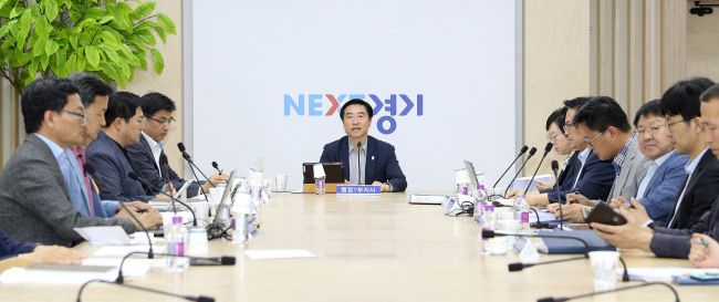 25일 오후 경기도청 상황실에서 이재율 경기도지사 권한대행이 시군부단체장 영상회의를 주재하고 있다.[사진제공=경기도]
25일 오후 경기도청 상황실에서 이재율 경기도지사 권한대행이 시군부단체장 영상회의를 주재하고 있다.[사진제공=경기도]