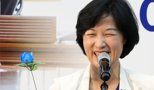 더불어민주당 추미애 대표가 26일 오후 강원 춘천시 팔호광장에서 열린 이재수 춘천시장 후보 선거사무소 개소식에 참석해 파란 장미와 함께 파안대소 하고 있다. (사진=연합뉴스)