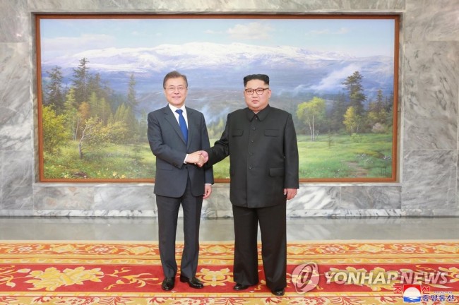 (판문점 조선중앙통신=연합뉴스) 문재인 대통령과 북한 김정은 국무위원장이 26일 오후 판문점 북측 통일각에서 정상회담을 하기 앞서 백두산 그림 앞에서 기념촬영을 하고 있다. 2018.5.27 [국내에서만 사용가능. 재배포 금지. For Use Only in the Republic of Korea. No Redistribution]