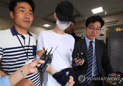 3년 전 비공개 촬영회에서 음란한 자세로 촬영을 강요당해 찍힌 사진이 유출됐다고 호소한 유명 유튜버의 사진을 유포한 피의자 강모씨가 26일 오후 서울 마포경찰서에서 영장실질심사를 받기 위해 서울서부지법으로 향하고 있다. 2018.5.26 [사진=연합뉴스]