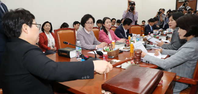 <YONHAP PHOTO-6104> '최저임금 산입범위 조정' 다시모인 환노위 (서울=연합뉴스) 김주형 기자 = 환경노동위원회 고용노동소위가 24일 오후 국회에서 열리고 있다. 임이자 소위원장이 최저임금 산입범위 조정 등과 관련한 회의를 주재하고 있다. 2018.5.24 kjhpress@yna.co.kr/2018-05-24 22:42:59/ <저작권자 ⓒ 1980-2018 ㈜연합뉴스. 무단 전재 재배포 금지.>
<YONHAP PHOTO-6104> '최저임금 산입범위 조정' 다시모인 환노위 (서울=연합뉴스) 김주형 기자 = 환경노동위원회 고용노동소위가 24일 오후 국회에서 열리고 있다. 임이자 소위원장이 최저임금 산입범위 조정 등과 관련한 회의를 주재하고 있다. 2018.5.24 kjhpress@yna.co.kr/2018-05-24 22:42:59/ <저작권자 ⓒ 1980-2018 ㈜연합뉴스. 무단 전재 재배포 금지.>