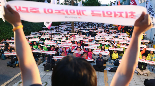 <YONHAP PHOTO-5484> 최저임금 산입범위 개악 저지 결의대회 (서울=연합뉴스) 김도훈 기자 = 24일 오후 서울 여의도 국민은행 앞에서 민주노총 조합원들이 최저임금 산입범위 개악저지 결의대회를 하고 있다. 이날 국회 환경노동위원회는 고용노동소위원회를 열어 정기상여금 및 복지후생비의 최저임금제 산입 여부 등을 판가름하는 최저임금법 개정안 논의를 한다. 노동계는 최저임금에 상여금 등이 포함되면 최저임금 인상 효과를 반감시킬 수 있다며 국회가 최저임금 산입범위 논의를 중단하고 논의를 최저임금위원회에 넘길 것을 거듭 촉구했다.2018.5.24 superdoo82@yna.co.kr/2018-05-24 20:05:34/ <저작권자 ⓒ 1980-2018 ㈜연합뉴스. 무단 전재 재배포 금지.>
<YONHAP PHOTO-5484> 최저임금 산입범위 개악 저지 결의대회 (서울=연합뉴스) 김도훈 기자 = 24일 오후 서울 여의도 국민은행 앞에서 민주노총 조합원들이 최저임금 산입범위 개악저지 결의대회를 하고 있다. 이날 국회 환경노동위원회는 고용노동소위원회를 열어 정기상여금 및 복지후생비의 최저임금제 산입 여부 등을 판가름하는 최저임금법 개정안 논의를 한다. 노동계는 최저임금에 상여금 등이 포함되면 최저임금 인상 효과를 반감시킬 수 있다며 국회가 최저임금 산입범위 논의를 중단하고 논의를 최저임금위원회에 넘길 것을 거듭 촉구했다.2018.5.24 superdoo82@yna.co.kr/2018-05-24 20:05:34/ <저작권자 ⓒ 1980-2018 ㈜연합뉴스. 무단 전재 재배포 금지.>