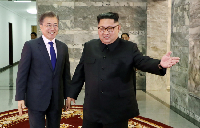 South Korean president Moon Jae-in (left) and North Korean leader Kim Jong-un (Yonhap)