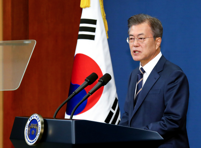 <YONHAP PHOTO-4537> 문 대통령, "2차 남북정상회담에서" (서울=연합뉴스) 배재만 기자 = 문재인 대통령이 27일 오전 청와대 춘추관 대브리핑실에서 전날 김정은 북한 국무위원장과 가진 제2차 남북정상회담 결과를 발표하고 있다. 2018.5.27 scoop@yna.co.kr/2018-05-27 10:51:36/ <저작권자 ⓒ 1980-2018 ㈜연합뉴스. 무단 전재 재배포 금지.>
<YONHAP PHOTO-4537> 문 대통령, "2차 남북정상회담에서" (서울=연합뉴스) 배재만 기자 = 문재인 대통령이 27일 오전 청와대 춘추관 대브리핑실에서 전날 김정은 북한 국무위원장과 가진 제2차 남북정상회담 결과를 발표하고 있다. 2018.5.27 scoop@yna.co.kr/2018-05-27 10:51:36/ <저작권자 ⓒ 1980-2018 ㈜연합뉴스. 무단 전재 재배포 금지.>