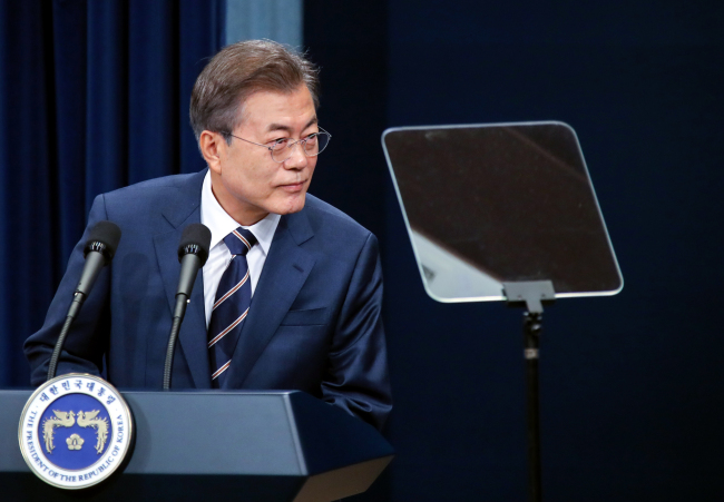<YONHAP PHOTO-4658> 질문에 귀 기울이는 문 대통령 (서울=연합뉴스) 배재만 기자 = 문재인 대통령이 27일 오전 청와대 춘추관 대브리핑실에서 전날 김정은 북한 국무위원장과 가진 제2차 남북정상회담 결과를 발표한 뒤 기자들의 질문을 받고 있다. 2018.5.27 scoop@yna.co.kr/2018-05-27 11:35:43/ <저작권자 ⓒ 1980-2018 ㈜연합뉴스. 무단 전재 재배포 금지.>
<YONHAP PHOTO-4658> 질문에 귀 기울이는 문 대통령 (서울=연합뉴스) 배재만 기자 = 문재인 대통령이 27일 오전 청와대 춘추관 대브리핑실에서 전날 김정은 북한 국무위원장과 가진 제2차 남북정상회담 결과를 발표한 뒤 기자들의 질문을 받고 있다. 2018.5.27 scoop@yna.co.kr/2018-05-27 11:35:43/ <저작권자 ⓒ 1980-2018 ㈜연합뉴스. 무단 전재 재배포 금지.>