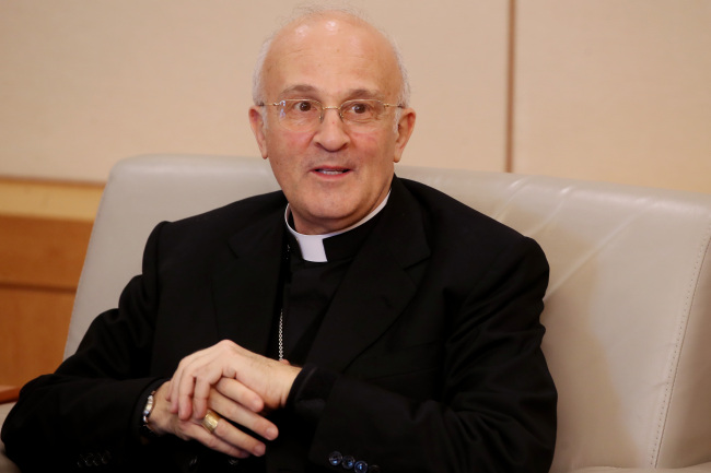 Archbishop Alfred Xuereb, the Holy See's top envoy to South Korea, speaks to the press upon arrival at Incheon International Airport, west of Seoul, on May 27, 2018. (Yonhap)