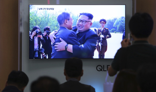 People watch a TV screen showing South Korean President Moon Jae-in, left, meets with North Korean leader Kim Jong-un at the border village of Panmunjom during a news program at the Seoul Railway Station in Seoul on May 26, 2018. (AP-Yonhap)