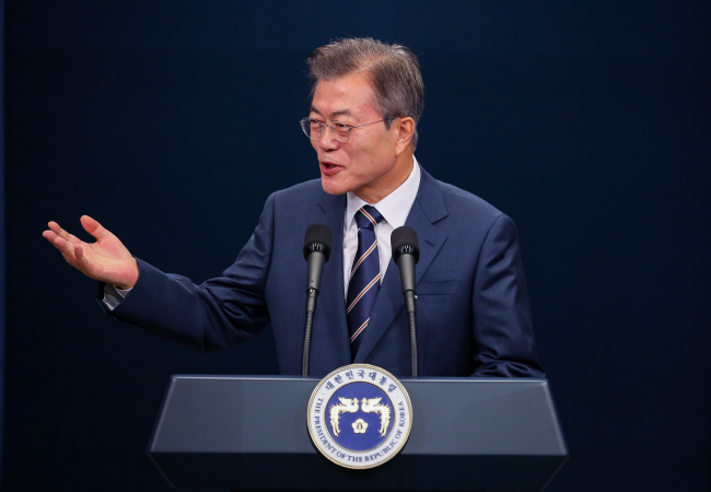 <YONHAP PHOTO-4694> 문 대통령, 2차 남북정상회담 성사 배경 설명 (서울=연합뉴스) 황광모 기자 = 문재인 대통령이 27일 오전 청와대 춘추관에서 전날 김정은 북한 국무위원장과 가진 제2차 남북정상회담 결과를 발표한 뒤 성사 배경에 대해 설명하고 있다. 2018.5.27 hkmpooh@yna.co.kr/2018-05-27 11:41:14/ <저작권자 ⓒ 1980-2018 ㈜연합뉴스. 무단 전재 재배포 금지.>
<YONHAP PHOTO-4694> 문 대통령, 2차 남북정상회담 성사 배경 설명 (서울=연합뉴스) 황광모 기자 = 문재인 대통령이 27일 오전 청와대 춘추관에서 전날 김정은 북한 국무위원장과 가진 제2차 남북정상회담 결과를 발표한 뒤 성사 배경에 대해 설명하고 있다. 2018.5.27 hkmpooh@yna.co.kr/2018-05-27 11:41:14/ <저작권자 ⓒ 1980-2018 ㈜연합뉴스. 무단 전재 재배포 금지.>
