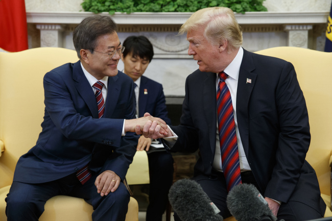In this May 22, 2018 file photo, President Donald Trump (right) meets with South Korean President Moon Jae-in in the Oval Office of the White House in Washington. (AP-Yonhap)