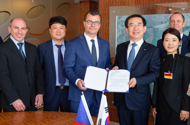 Incheon International Airport CEO Chung Il-young (fourth from left) and Airport Prague’s Board Chairman Vaclav Rehor (third from left) and other officials pose after signing an MOU in Prague on May 22. (IIAC)