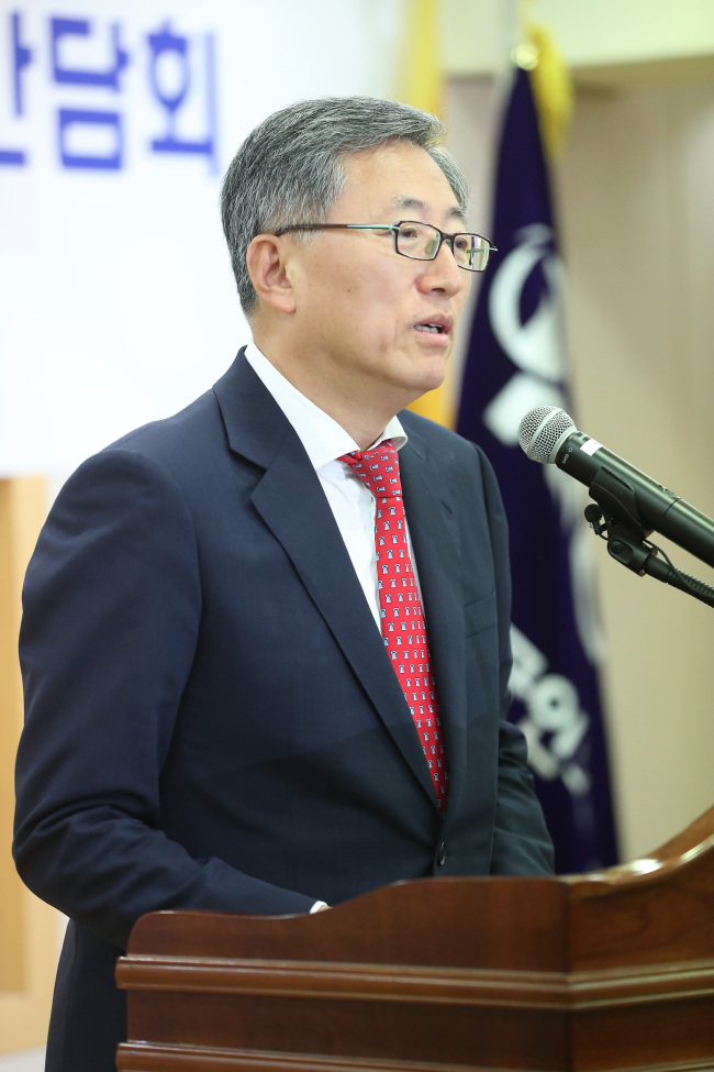 <YONHAP PHOTO-1585> 인사말하는 최중경 공인회계사회장 (서울=연합뉴스) 신준희 기자 = 최중경 한국공인회계사회장이 18일 서울 서대문구 공인회계사회에서 열린 금융위원장 초청 간담회에서 인사말을 하고 있다. 2018.5.18 hama@yna.co.kr/2018-05-18 10:16:05/ <저작권자 ⓒ 1980-2018 ㈜연합뉴스. 무단 전재 재배포 금지.>
<YONHAP PHOTO-1585> 인사말하는 최중경 공인회계사회장 (서울=연합뉴스) 신준희 기자 = 최중경 한국공인회계사회장이 18일 서울 서대문구 공인회계사회에서 열린 금융위원장 초청 간담회에서 인사말을 하고 있다. 2018.5.18 hama@yna.co.kr/2018-05-18 10:16:05/ <저작권자 ⓒ 1980-2018 ㈜연합뉴스. 무단 전재 재배포 금지.>