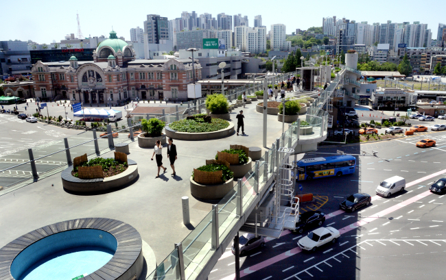 This photo shows part of the transformed flyover Seoullo 7017, which is open year-round and free for pedestrians. (Park Hyun-koo/The Korea Herald)