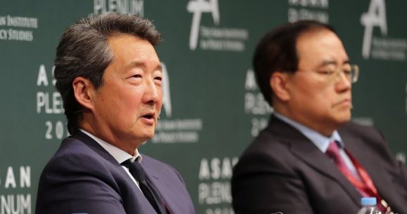 Victor Cha (Left) (Yonhap)