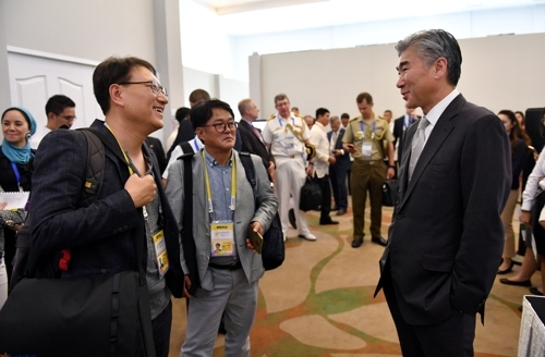 Amb. Sung Kim (right) talks to South Korean journalists in this file photo. (Yonhap)
