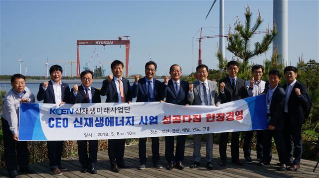 현장경영을 강조하는 유향열(왼쪽 6번째) 한국남동발전 사장이 지난 9일 전북 군산 수상태양광 현장을 방문해 기념촬영하고 있다.   [제공=한국남동발전]