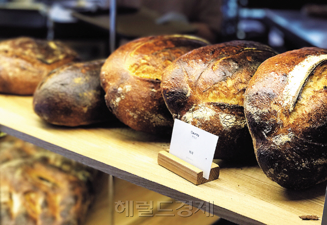 샌프란시스코에서 온 타르틴의 대표메뉴인 시골빵(컨트리브레드ㆍCountry Bread). 단단하고 거친 크러스트 속 촉촉한 속살이 일품이다.   김지윤 기자/summer@
