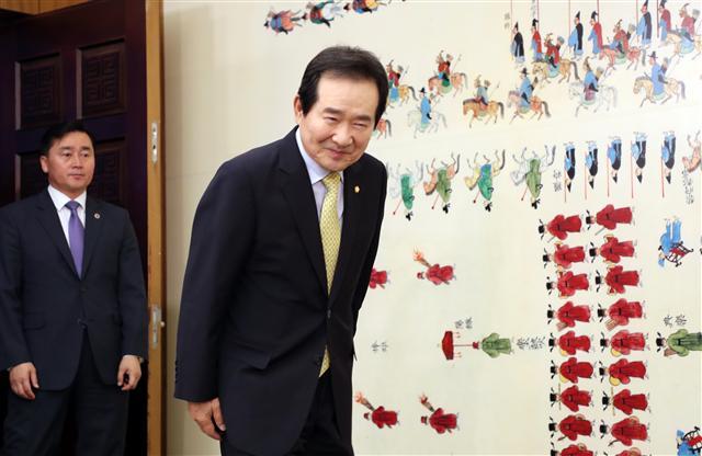 ‘평의원으로 돌아가는 정세균 국회의장.’ 정세균 국회의장이 28일 국회에서 열린 퇴임 기자간담회에 들어서면서 인사하고 있다. 퇴임을 하루 앞둔 정 의장은 “다시 평의원으로 돌아가지만, 공동체의 화합과 지속가능한 미래, 더 큰 대한민국을 위해 백의종군하겠다”고 밝혔다.   [연합뉴스]