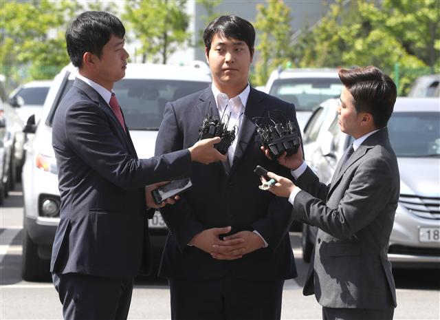 <YONHAP PHOTO-1490> 넥센 조상우 경찰 출두 (인천=연합뉴스) 정하종 기자 = 성폭행 의혹을 받는 넥센 히어로즈 조상우 선수가 28일 오전 인천 남동경찰서로 출두하며 기자들의 질문을 받고 있다. 2018.5.28 chc@yna.co.kr/2018-05-28 10:16:51/ <저작권자 ⓒ 1980-2018 ㈜연합뉴스. 무단 전재 재배포 금지.>