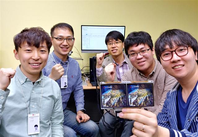 LG디스플레이와 서강대가 28일 세계 최초로 AI를 기반으로 VR의 영상구현 지연과 잔영문제 개선을 통해 어지러움증과 멀미증상을 5배이상 줄인 고해상도 컨텐츠 측정기술과 측정장비를 공동 개발했다고 밝혔다.  (좌측 앞쪽부터 LG디스플레이 OLED알고리즘팀 이호철 선임, 이상린 책임, 서강대 강석주 교수(뒷편 가운데), 강건우 학생, 장정우 학생 순)