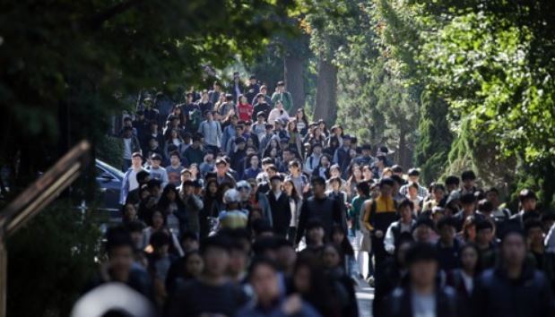 Applicants pour out of Seoul's Gyeonggi High School on Oct. 21, 2017, in this file photo, after taking written examinations to get jobs at South Korea's major state-run financial companies. (Yonhap)
