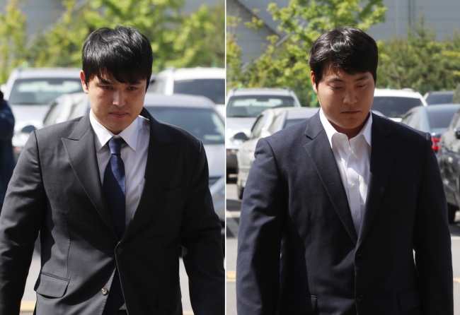 Nexen Heroes' catcher Park Dong-won (left) and pitcher Cho Sang-woo appear at Incheon Namdong Police Station in Incheon, 40 kilometers west of Seoul, for questioning over sexual assault allegations on May 28, 2018. (Yonhap)