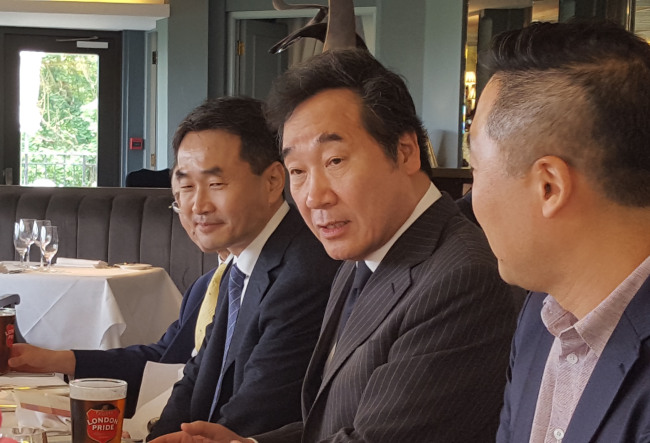 South Korean Prime Minister Lee Nak-yon (center) (Yonhap)