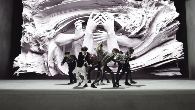 정규 3집으로 한국가수로는 처음으로 ‘빌보드 200’ 1위에 오른 그룹 방탄소년단(BTS). 사진은 3집 타이틀곡 ‘페이크 러브’(FAKE LOVE) 뮤직비디오의 한 장면. [제공=빅히트 엔터테인먼트]