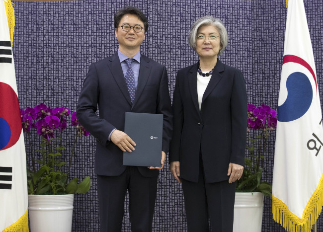 Foreign Minister Kang Kyung-wha (R)(Yonhap)