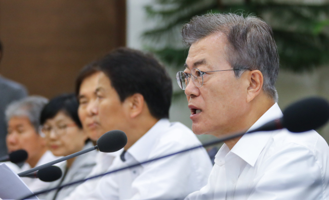 President Moon Jae-in (right) speaks in a weekly meeting with his top aides at his office Cheong Wa Dae in Seoul on May 28, 2018. (Yonhap)