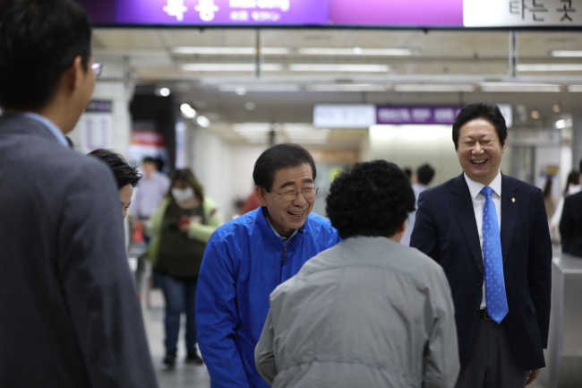 28일 목동역에서 박원순 더불어민주당 서울시장 후보와 황희 의원이 시민들에게 출근인사를 하고 있다. (사진=박원순 캠프)
28일 목동역에서 박원순 더불어민주당 서울시장 후보와 황희 의원이 시민들에게 출근인사를 하고 있다. (사진=박원순 캠프)