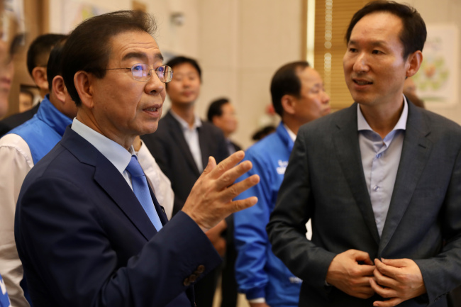 29일 강서구 강서통합관제센터에서 박원순 더불어민주당 서울시장 후보가 마곡동 통합관제시스템에 대한 설명을 듣고 있다. (사진=박원순 캠프)
29일 강서구 강서통합관제센터에서 박원순 더불어민주당 서울시장 후보가 마곡동 통합관제시스템에 대한 설명을 듣고 있다. (사진=박원순 캠프)