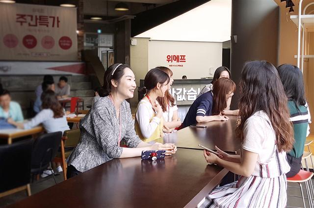 위메프가 포괄임금제 폐지를 앞두고 카카오톡 오픈채팅방 등 익명성 강화한 외부 채널을 도입해 직원과 소통에 나섰다. 사진은 위메프 직원들이 사내 휴게공간에서 대화 나누는 모습.  [제공=위메프]