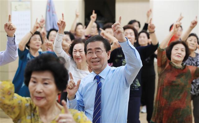 박원순 더불어민주당 서울시장 후보가 신정종합사회복지관에서 주민들과 차밍댄스로 함께 했다.  [연합뉴스]