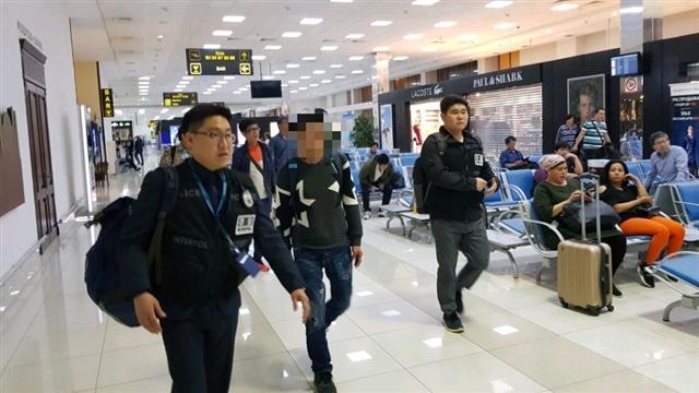 한국 인터폴이 우즈베키스탄 공항에서 수배범을 검거하고 한국으로 이동하는 모습.
[제공=경찰청 외사수사과]