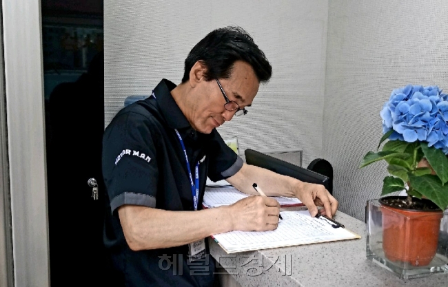 [모터맨 재취업에 성공한 이희철 매니저. 김유진 기자/kacew@heraldcorp.com]