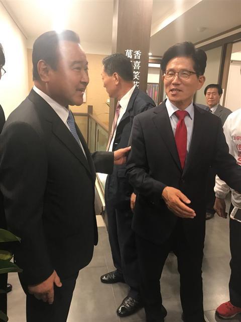 김문수 자유한국당 서울시장 후보는 28일 오후 서울 중구 한 중식당에서 열린 충청향우회 간담회에 참석했다. 이날 이완구 전 총리도 배석했다. 박병국 기자/cook@heraldcorp.com