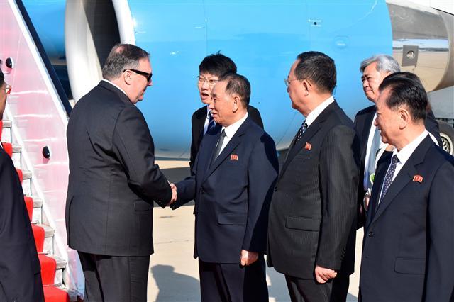 6·12 싱가포르 북미정상회담의 의제를 조율하기 위한 북미실무회담 논의 진전과 맞물려 마이크 폼페이오 미 국무장관과 그 카운터파트너인 김영철 북한 노동당 부위원장 겸 통일전선부장 간 고위급 회담 개최 여부가 새롭게 주목받고 있다. 사진은 지난 9일 평양에 도착한 폼페이오 장관(왼쪽)이 영접나온 김영철 노동당 부위원장과 악수를 나누는 모습.
[평양=로이터연합뉴스]