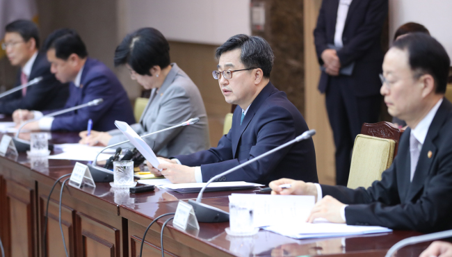 Deputy Prime Minister and Finance Minister Kim Dong-yeon (second from left) on Tuesday chairs a meeting of economy-related ministers at Seoul Government Complex. (Yonhap)
