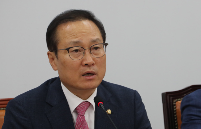 더불어민주당 홍영표 원내대표가 29일 오전 국회에서 열린 원내대책회의에서 발언하고 있다. (사진=연합뉴스)