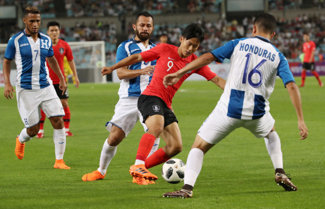 South Korea's Lee Seung-woo (C) dribbles against Honduran players during a friendly match between South Korea and Honduras at Daegu Stadium in Daegu on May 28. (Yonhap)