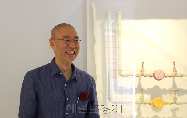 2018베니스비엔날레 제 16회 건축전 유일 한국작가인 서도호. 그를 그의 개인전이 열리고 있는 베니스 빅토리아 미로 갤러리에서 만났다. [사진=이한빛 기자/vicky@]
