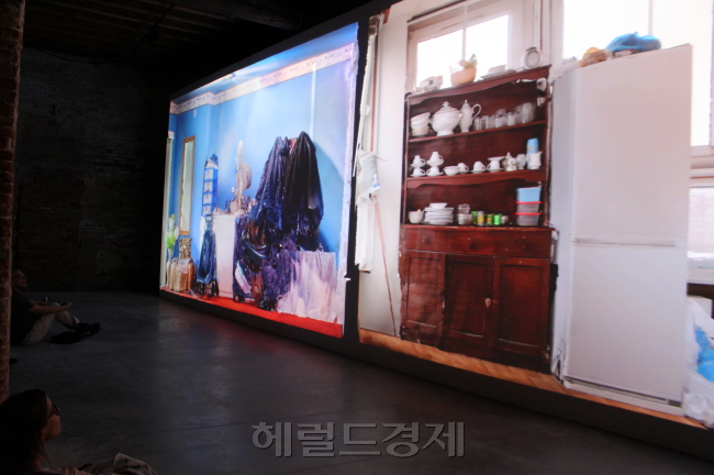 본전시가 열리는 아르세날레에서는 베니스비엔날레와 빅토리아 앤 알버트 뮤지엄이 함께 선보이는 `로빈 후드 가든:역전의 파멸`이 돋보였다. 서도호 작가는 슬럼화로 재개발이 확정된 영국 공공임대건물인 로빈후드가든에서 20년 넘게 살았던 가족과 그들 삶의 흔적을 꼼꼼히 촬영한 영상물을 출품했다. [사진=이한빛기자/vicky@]