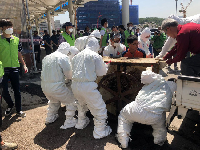 City officials dismantle the last remaining dog slaughter facility in what used to be Korea’s largest dog meat market in Seongnam, Gyeonggi Province on May 25. (Yonhap)