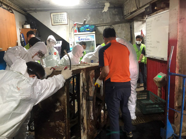 City officials dismantle the last remaining dog slaughter facility in what used to be Korea’s largest dog meat market in Seongnam, Gyeonggi Province on May 25. (Yonhap)